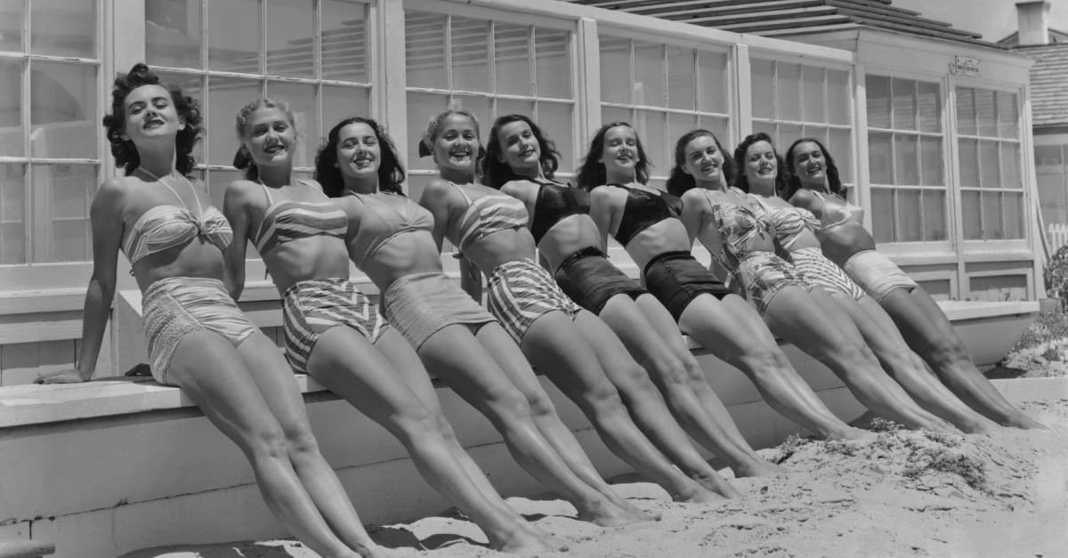 Mujeres en traje de baño en una playa en 1949, usada para ilustrar el cambio en la cultura del cuerpo de verano.
